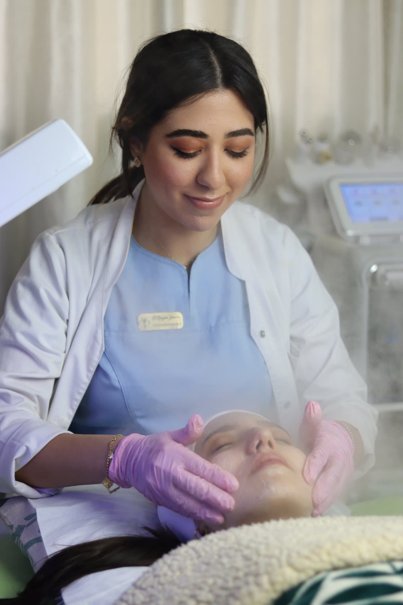 Yousra El Manjra réalisant un soin HydraFacial