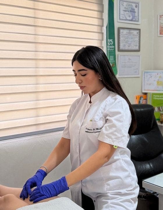 Kinésithérapeute pendant un soin sur la jambe d'une patiente
