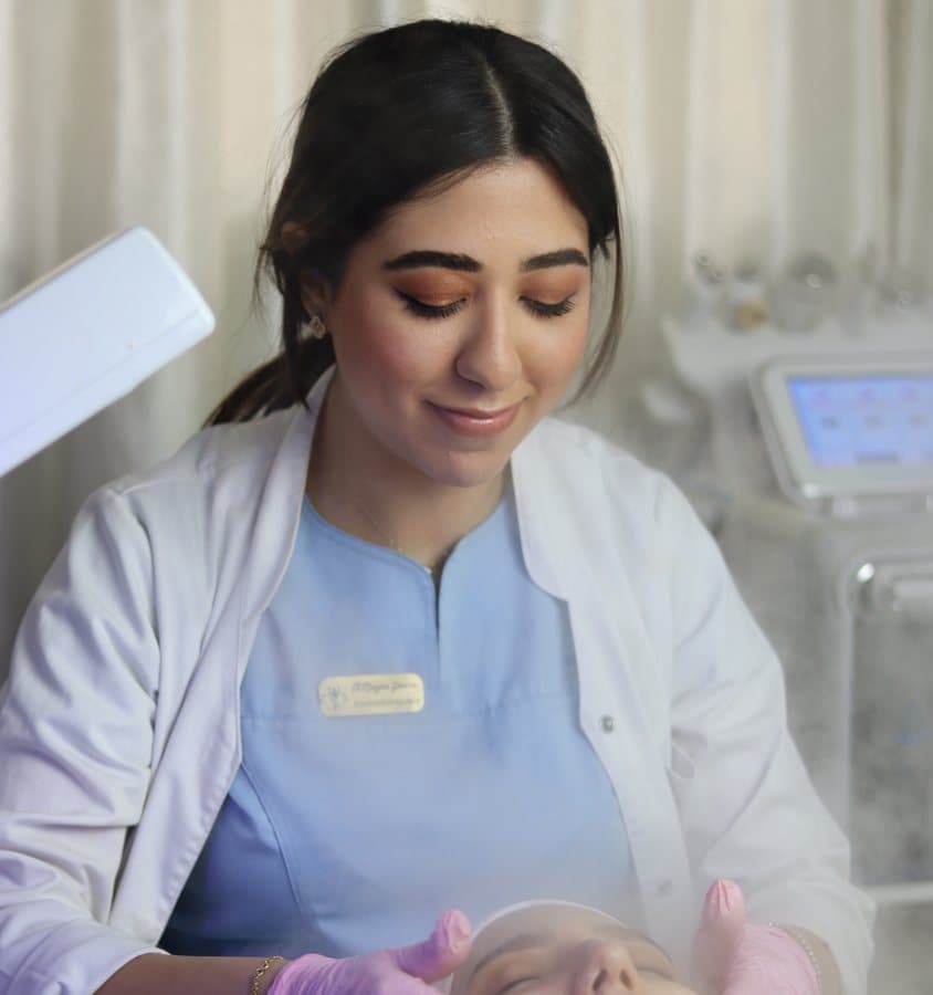 Praticienne réalisant un soin HydraFacial