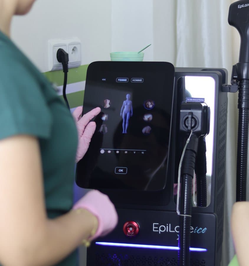 Praticienne réglant l'appareil d'épilation laser