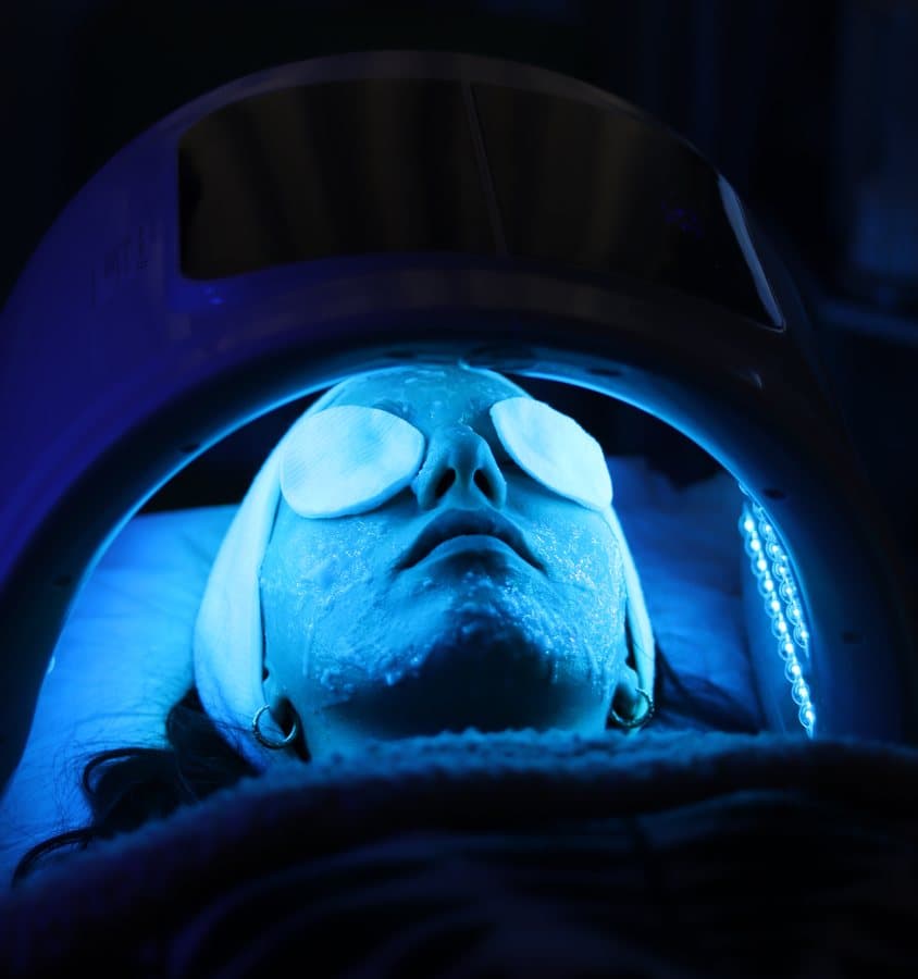 Séance de luminothérapie LED sur le visage
