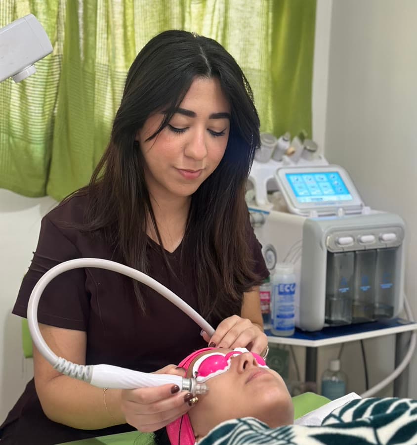 Praticienne réalisant un soin HydraFacial