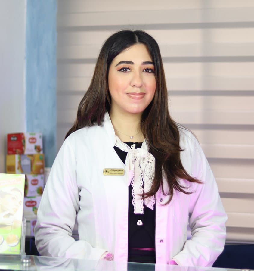 Yousra El Manjra, kinésithérapeute et fondatrice du cabinet, à l'accueil