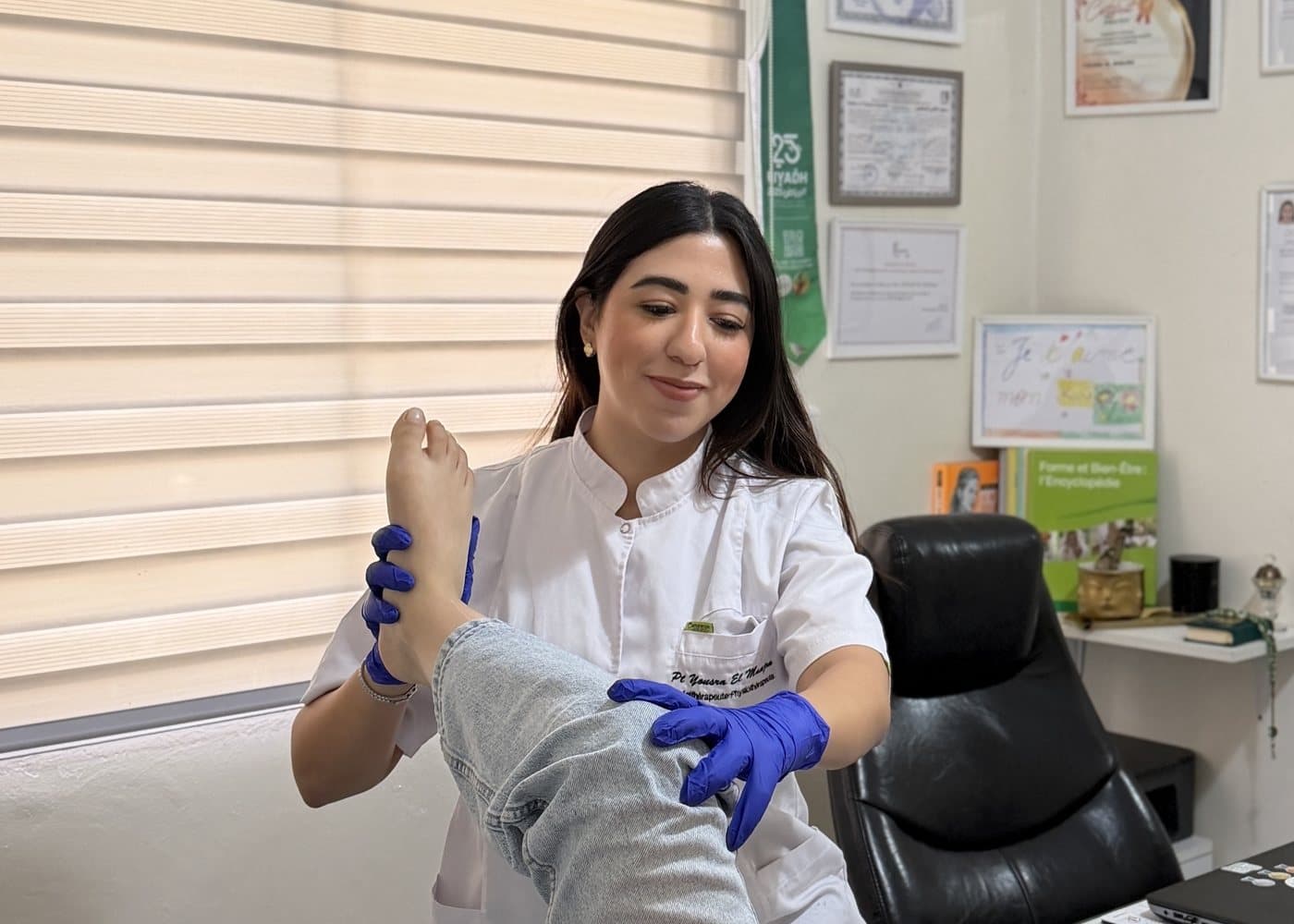 Kinésithérapeute mobilisant la jambe d'un patient pendant une séance