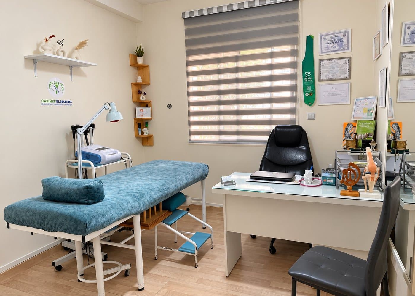 Salle de soins du cabinet, avec table de traitement