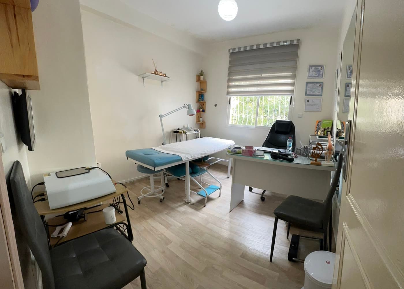 Salle de soins du cabinet, avec table de traitement