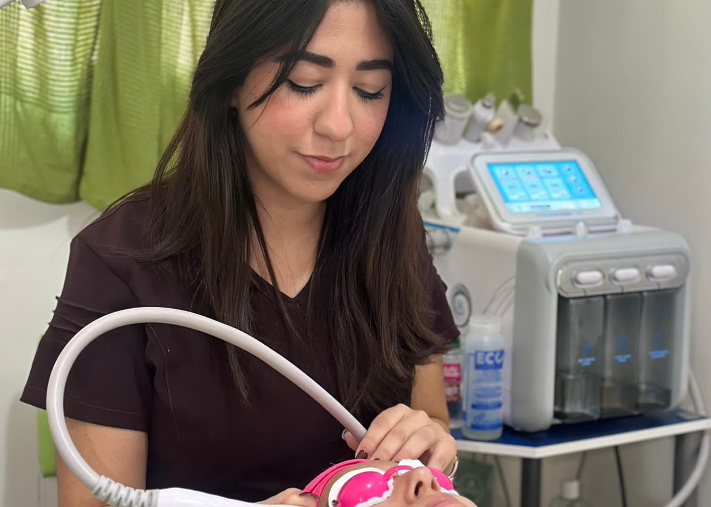 Praticienne réalisant un soin HydraFacial au cabinet