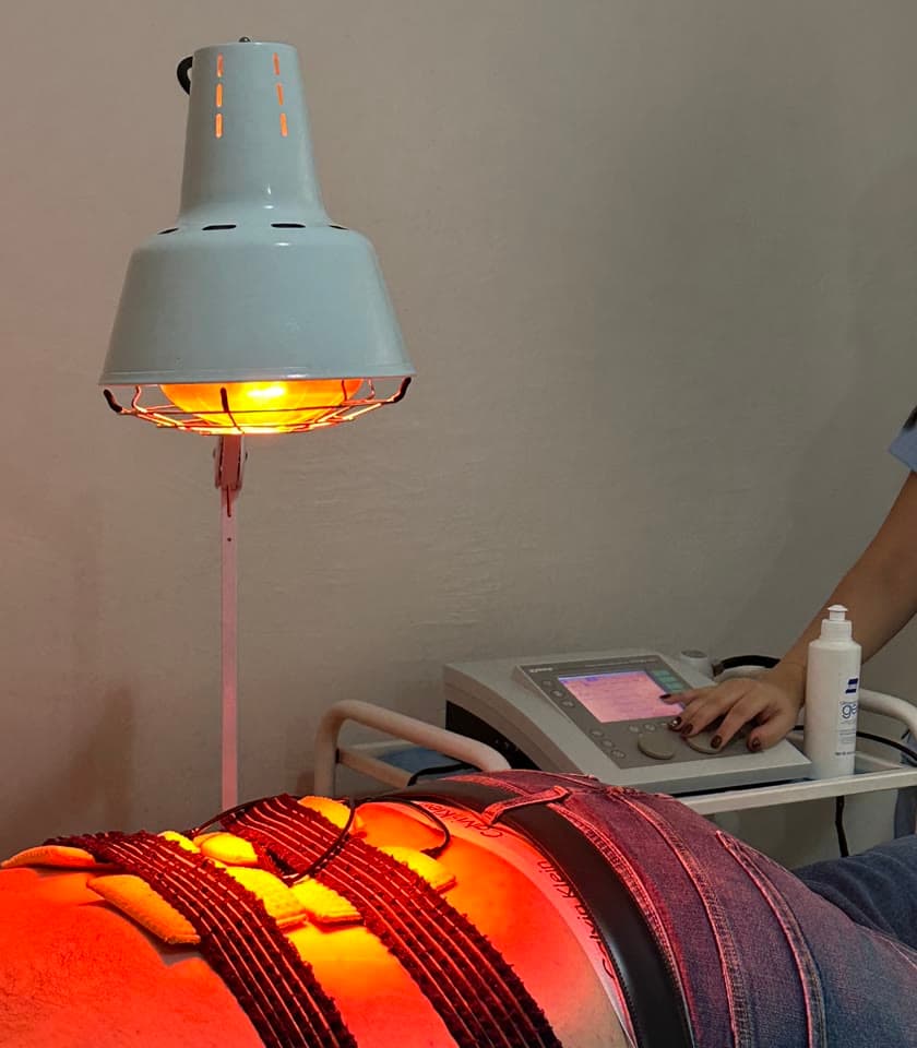 Électrodes posées sur le dos d'un patient
