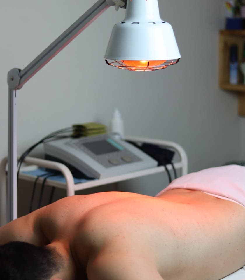 Patient sous une lampe infrarouge